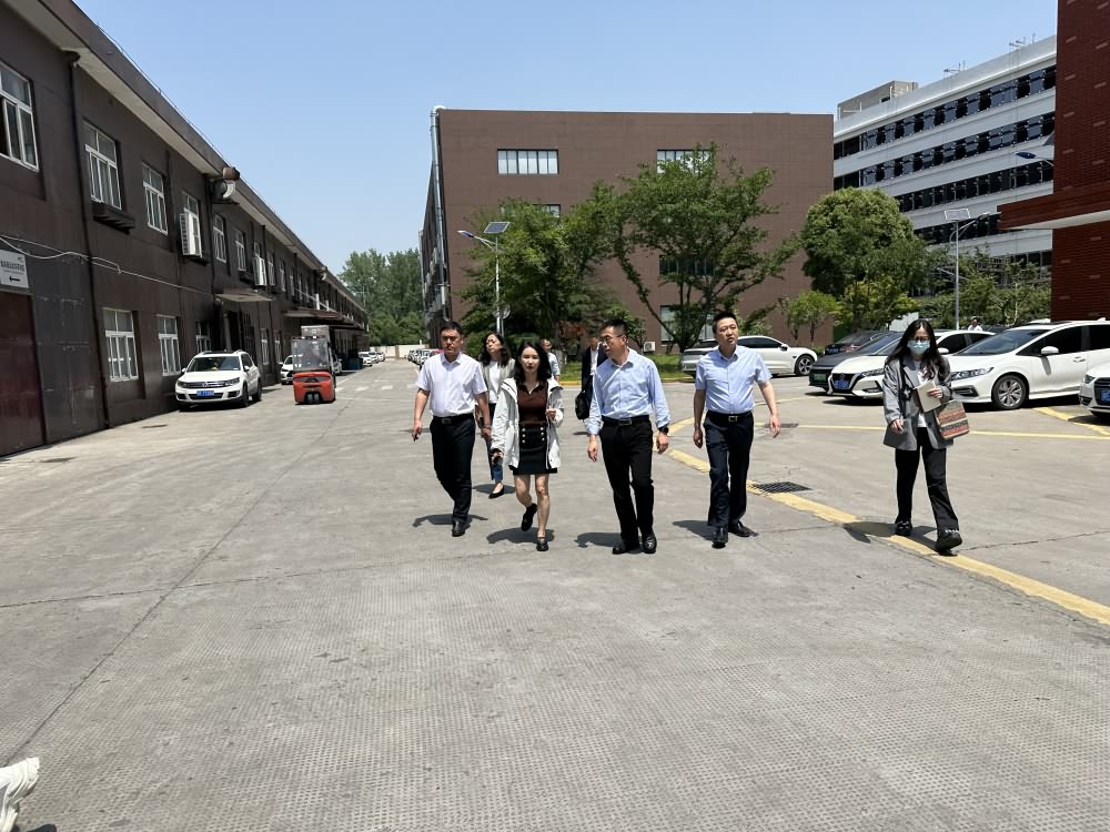 桐鄉(xiāng)市市委書記于會游一行蒞臨豪庭燈飾調研指